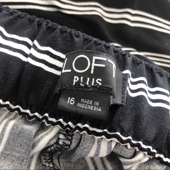 NWOT LOFT Plus Wide Leg B&W Pinstripe Trousers 🖤 - Picture 9 of 12